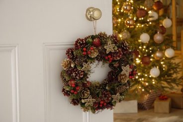 Festive – Wreath Red Berry & Pinecones – 36cm