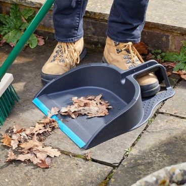 LEAF DUST PAN STEP ON